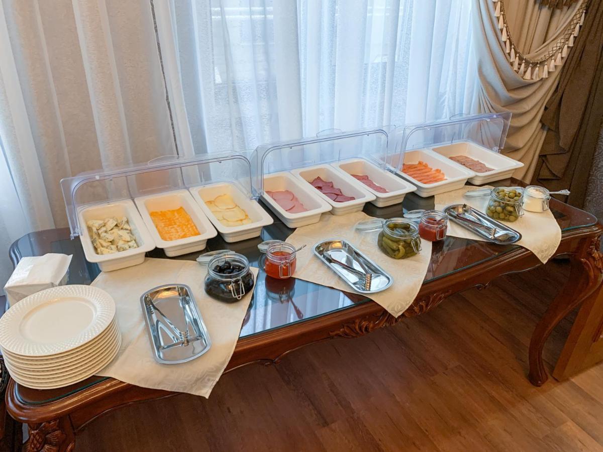 Gregory Boutique Hotel Chisináu Exterior foto A buffet at a hotel