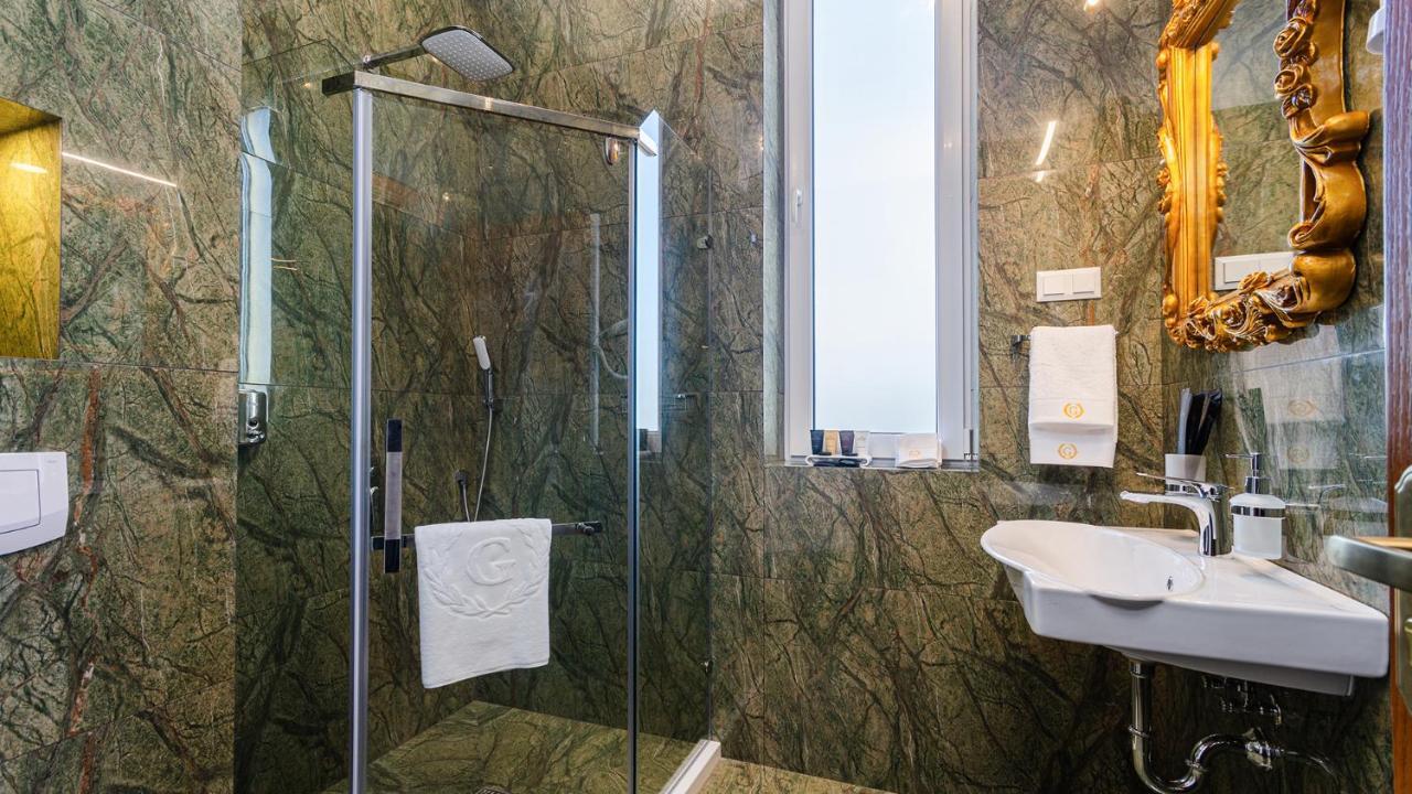 Gregory Boutique Hotel Chisináu Exterior foto A shower enclosure