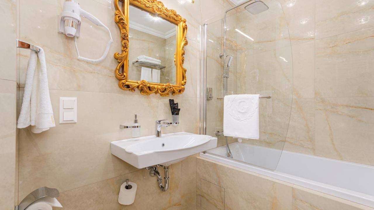 Gregory Boutique Hotel Chisináu Exterior foto Bathroom with shower screen