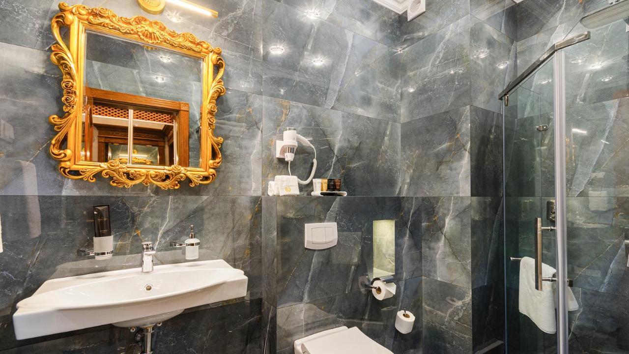 Gregory Boutique Hotel Chisináu Exterior foto Bathroom with marble walls