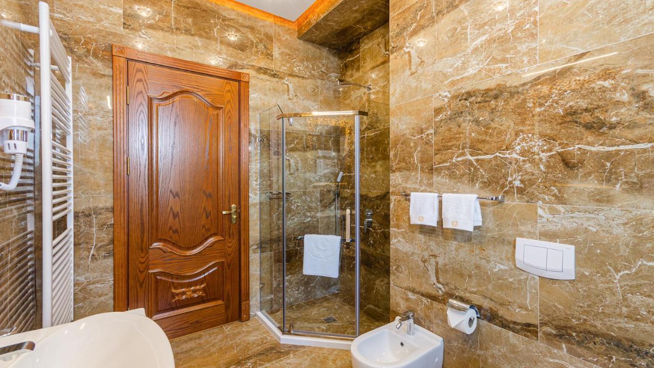 Gregory Boutique Hotel Chisináu Exterior foto A shower enclosure
