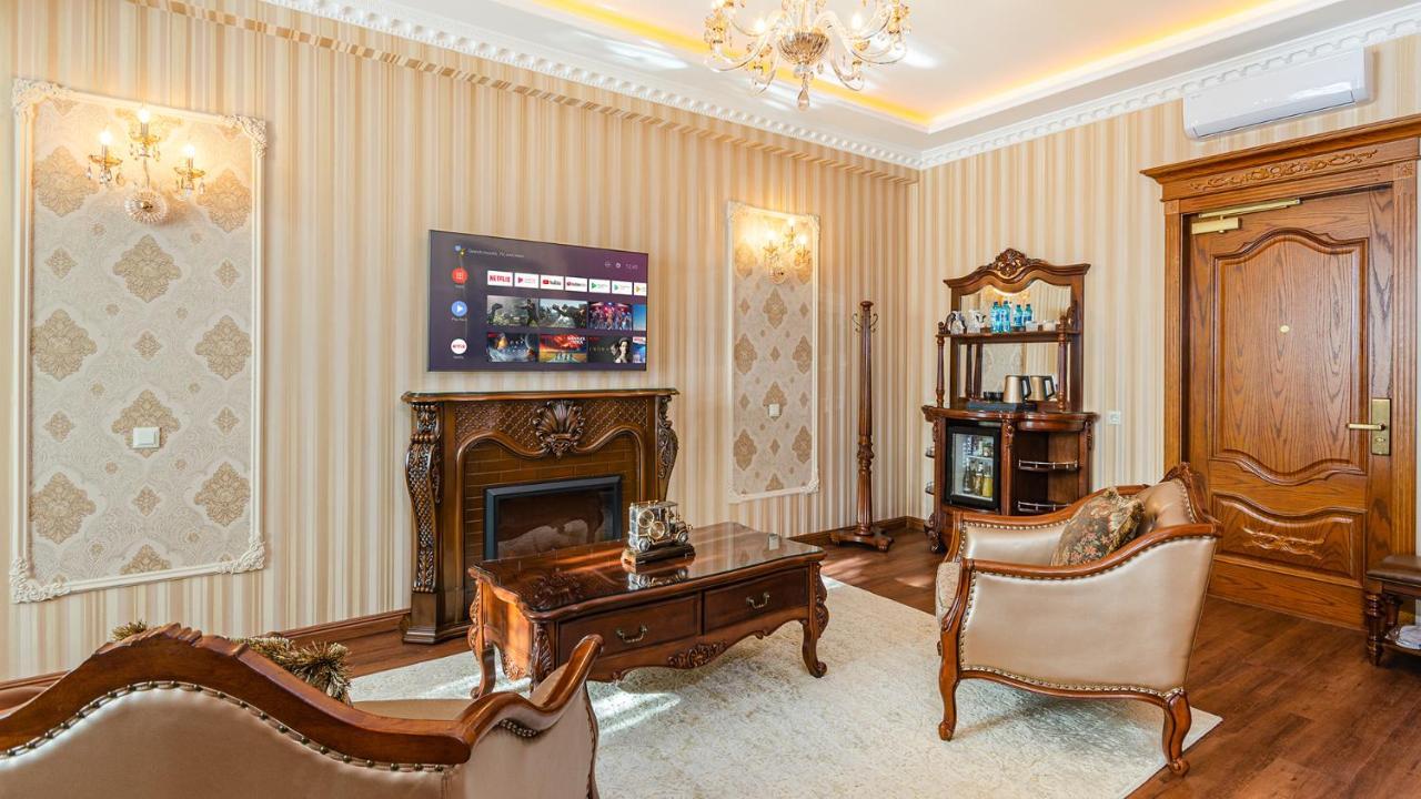 Gregory Boutique Hotel Chisináu Exterior foto A living room with a fireplace
