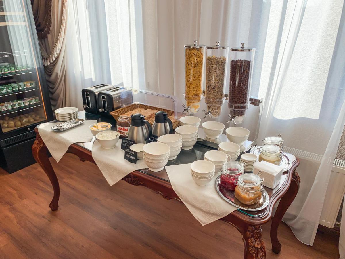 Gregory Boutique Hotel Chisináu Exterior foto A breakfast buffet